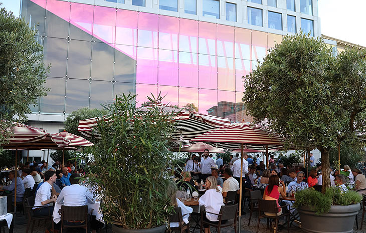 Brenner-Marstallterrasse nach 4 Jahren wiedereröffnet: mediterranes Ambiente mit Olivenbäumen und ganz besonderem Flair (©Foto: Martin Schmitz) 